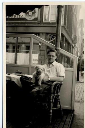 Willy Joosten op het terras van De Zwaan - jaren 40