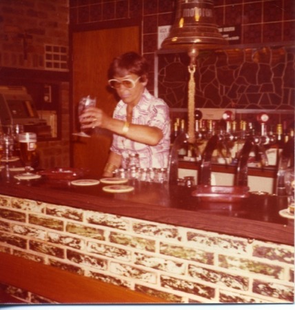 Lilly Joosten achter de bar - jaren 70